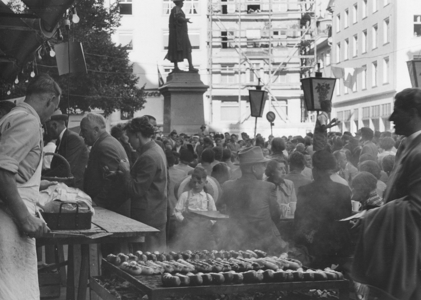 Verkauf von Bratwürsten auf dem Marktplatz Bohl in St.Gallen, 1953 (StASG A 004/07.12.02-01.16)